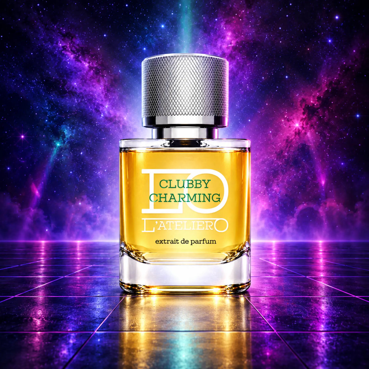 L’ATELIERO Clubby Charming Extrait de Parfum 50 ml: Flakon auf spiegelndem Rasterboden vor blau-violettem Sternenhimmel.