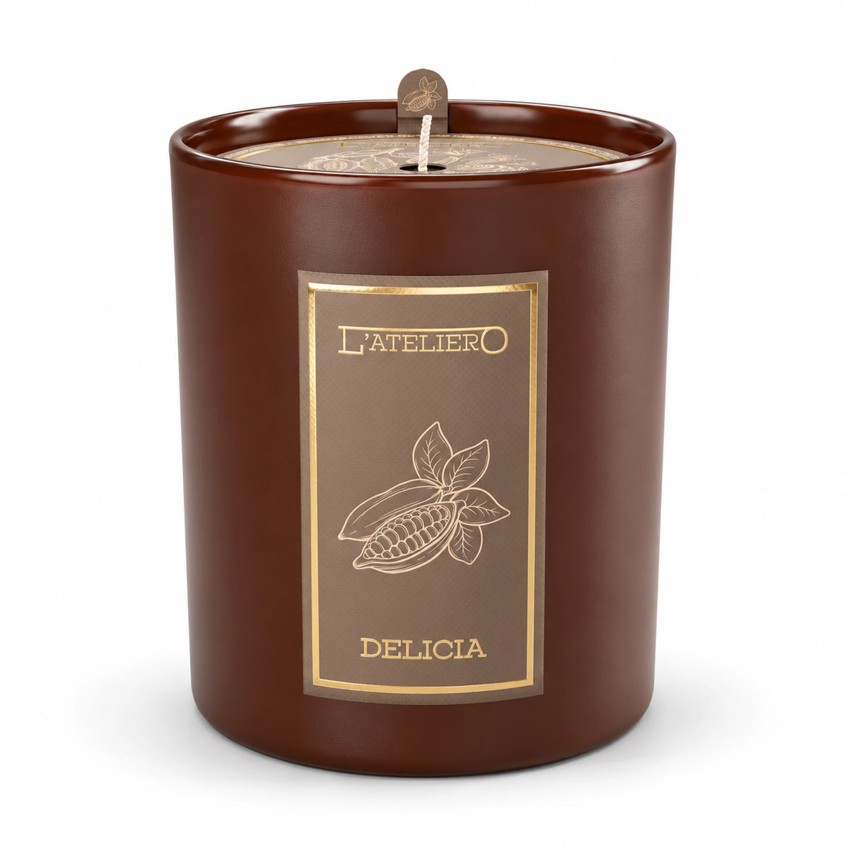 L’ATELIERO Delicia Duftkerze im schokoladenbraunen Glas mit goldenem Kakao-Motiv und sichtbarem Docht vor weißem Hintergrund.