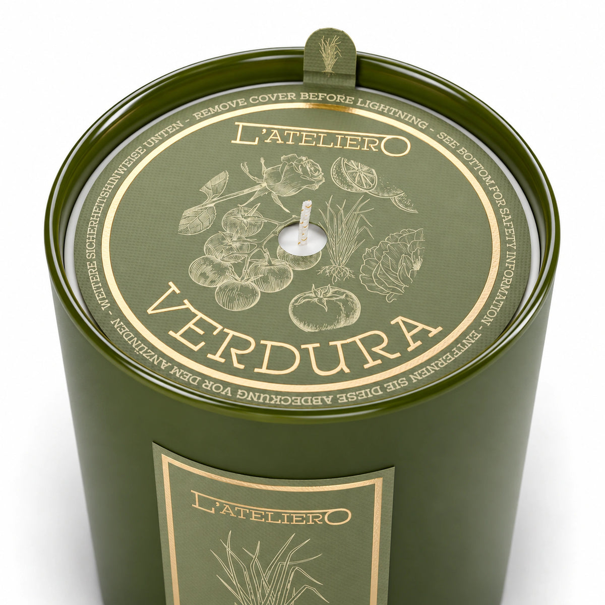 L’ATELIERO Verdura Duftkerze schräg von oben: olivgrünes Glas und Schutzabdeckung mit goldenen Tomaten-, Blatt- und Gräsermotiven.