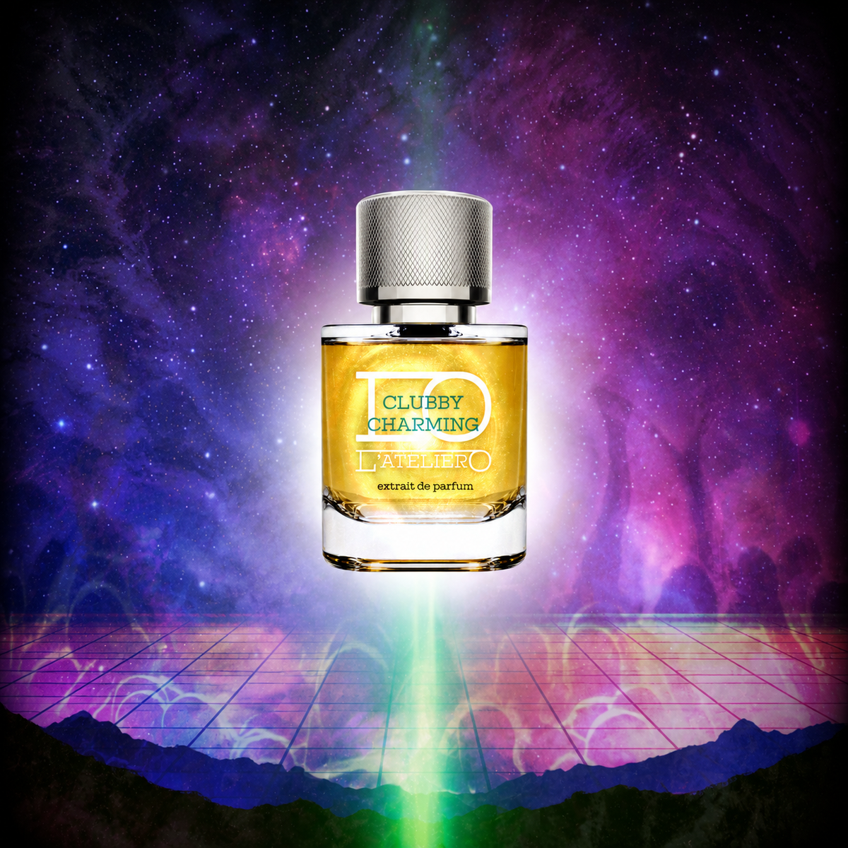 L’ATELIERO Clubby Charming Extrait de Parfum, 50 ml – schwebender Flakon in einem türkisfarbenen Lichtstrahl vor violetter Galaxie.