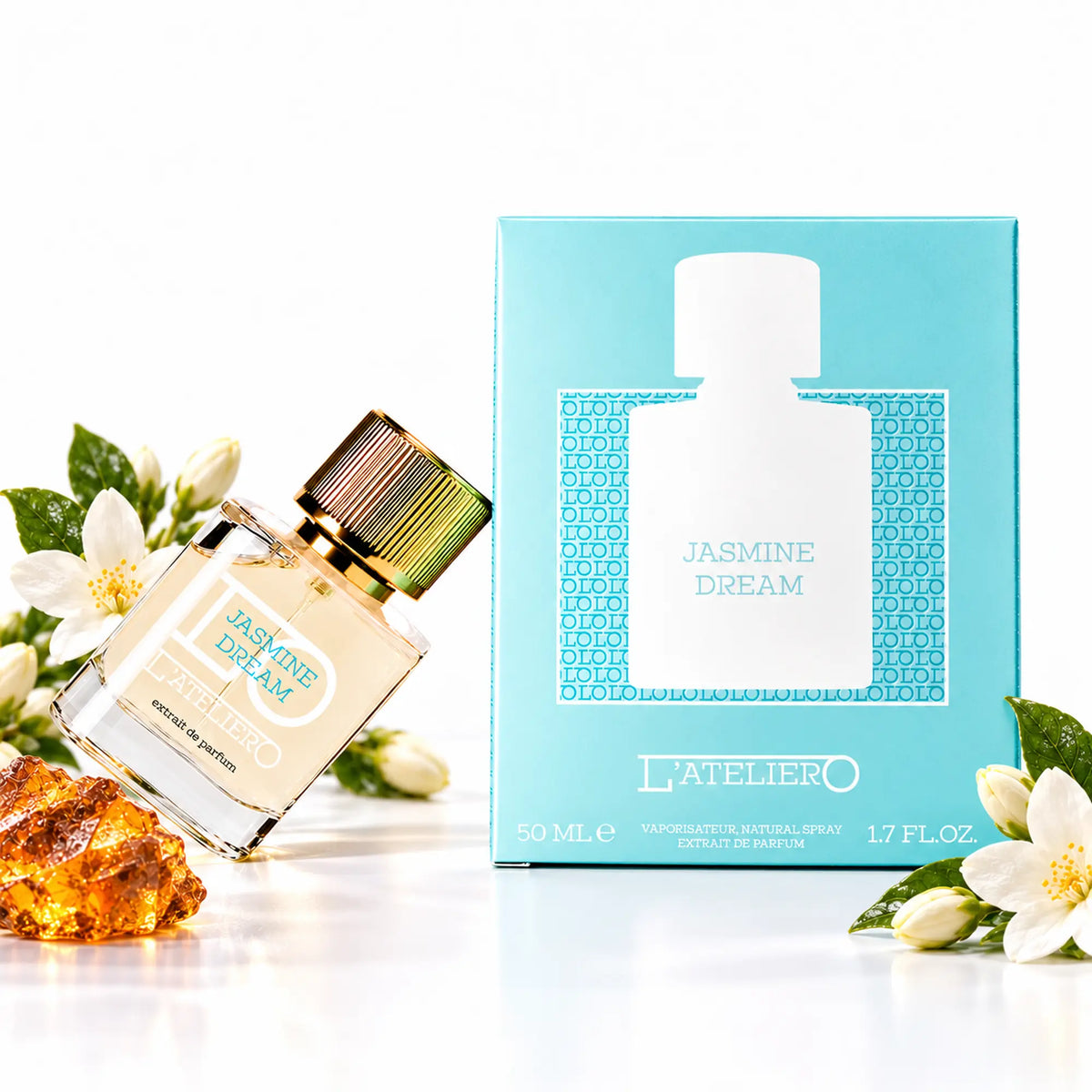 L’ATELIERO Jasmine Dream Extrait de Parfum 50 ml: schräg gestellter Flakon neben türkisfarbener Box auf weißem Grund.