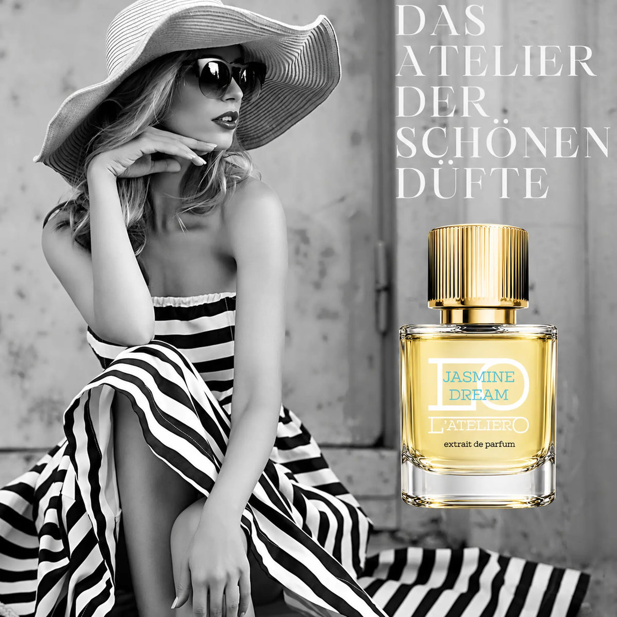 L’ATELIERO Jasmine Dream Extrait de Parfum 50 ml: Flakon neben einer Frau mit Sonnenhut, Sonnenbrille und gestreiftem Kleid.