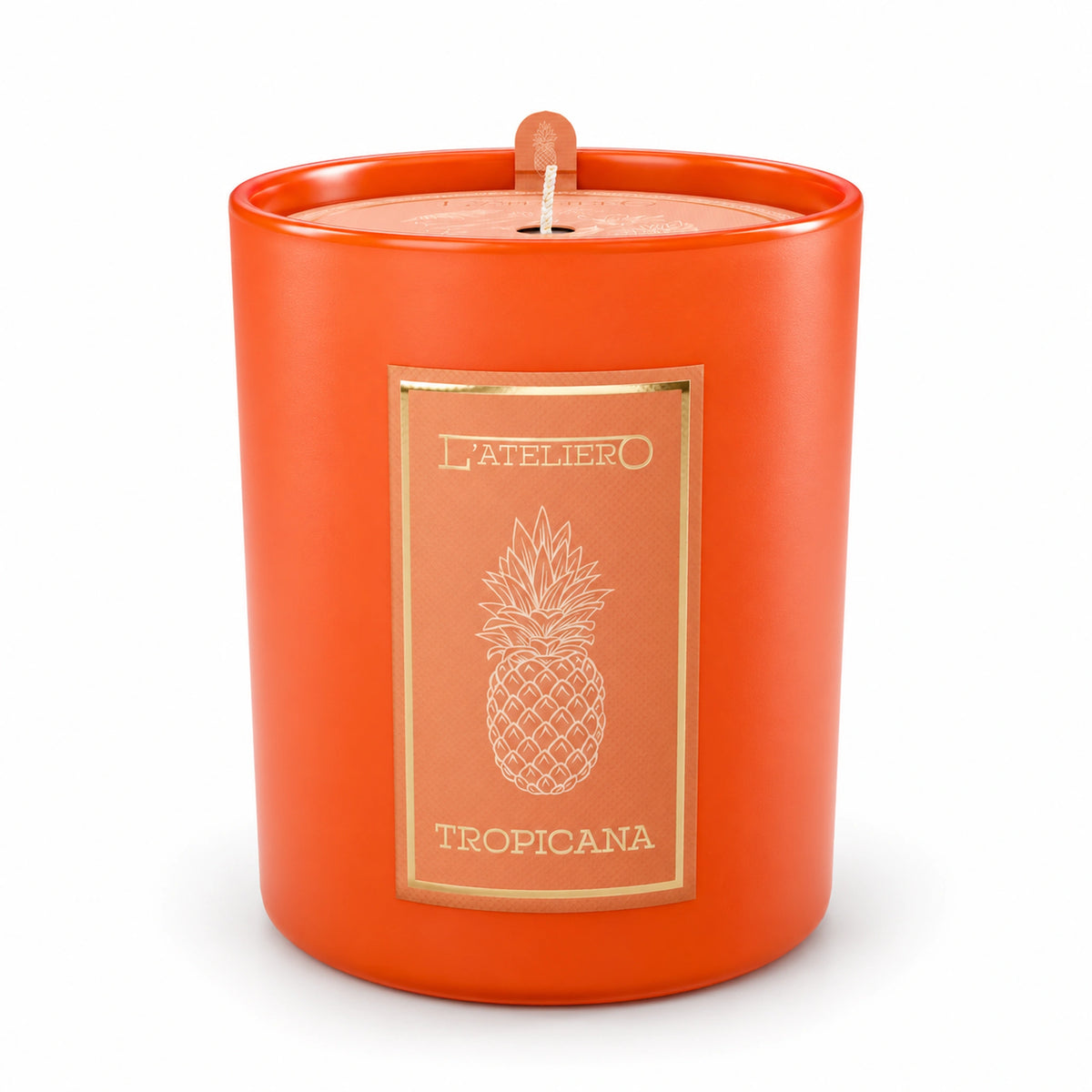 L’ATELIERO Tropicana Duftkerze im leuchtend orangefarbenen Glas mit goldenem Ananas-Motiv und sichtbarem Docht vor weißem Hintergrund.