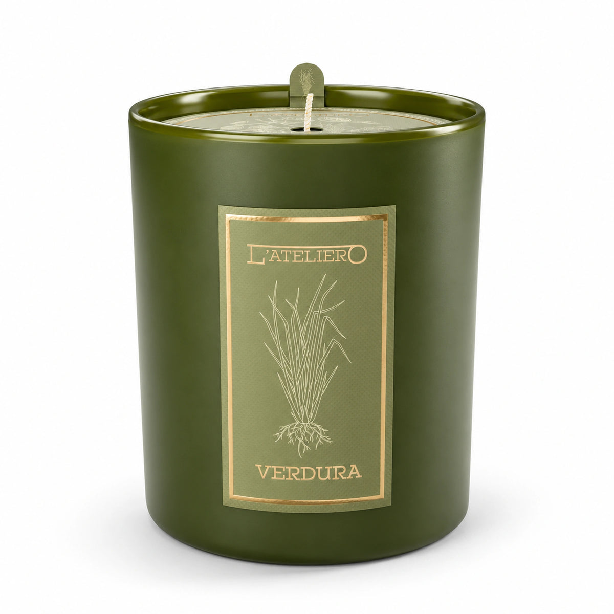 L’ATELIERO Verdura Duftkerze im olivgrünen Glas mit goldenem Gräsermotiv und sichtbarem Docht vor weißem Hintergrund.